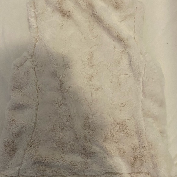 WHITE FURRY VEST - Picture 4 of 5